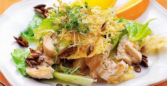 Куриный салат с апельсинами, тыквенными семечками и кресс-салатом