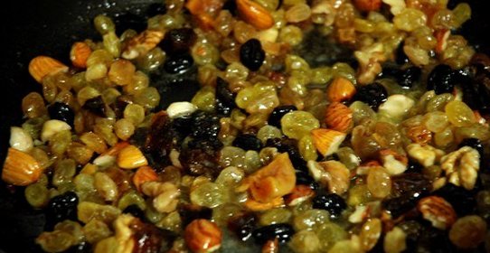 Сладкий плов с сухофруктами и орехами