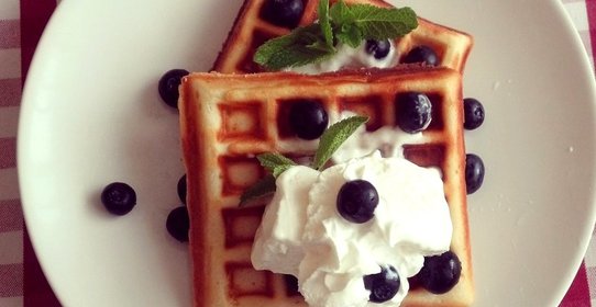 Бельгийские вафли с мороженным и взбитыми сливками