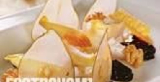 Домашний сыр с чатни из черники, грецкими орехами и листьями цикория