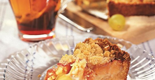 Сливовый торт с марципановой крошкой