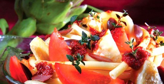 Макароны с артишоками, оливками и запеченными томатами