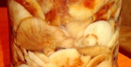 Салат с курицей и чесночными сухариками