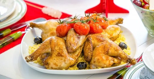 Баклажаны, фаршированные овощами и сыром