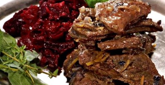 Говяжья печенка с красным луком