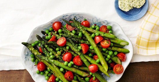 Спаржа с овощами и домашним сливочным маслом с травами