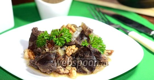Куриная печень с грецкими орехами на сковороде