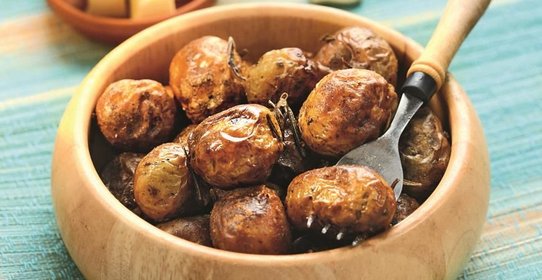 Запеченный в духовке картофель с чесноком и розмарином