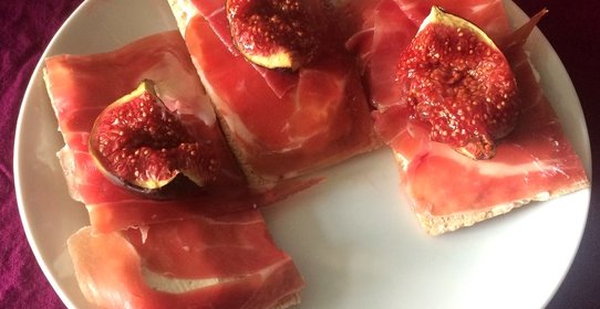 Утренние крекеры с хамоном и инжиром