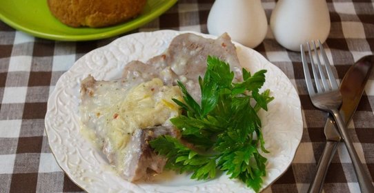 Мясо под соусом сметанным