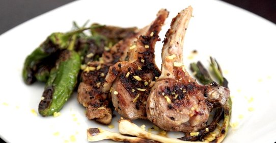 Бараньи котлетки с зеленым чесноком на гриле