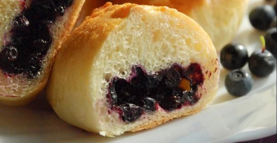 Пирожки дрожжевые с черникой