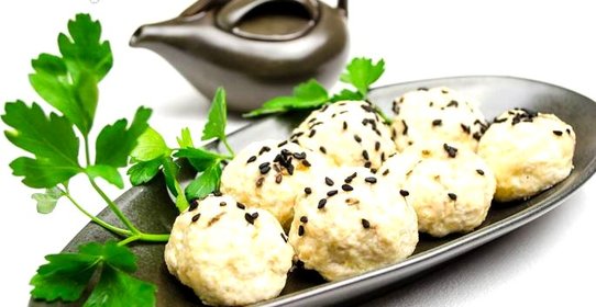 Куриные биточки с творогом на пару