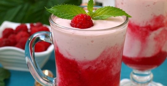 Коктейль на ряженке с творогом и малиной