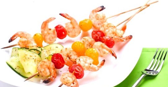 Шашлыки из креветок и черри со сметанным соусом с хреном и розмарином