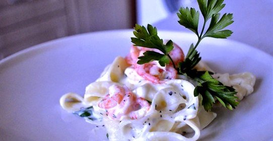 Феттучини с креветками под сливочным соусом