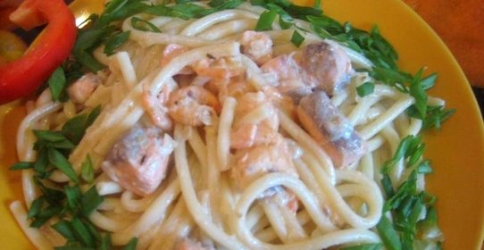 Семга с креветками в сливочном соусе