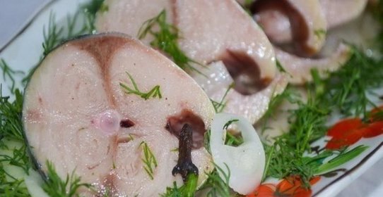 Скумбрия, маринованная в яблочном уксусе с пряностями