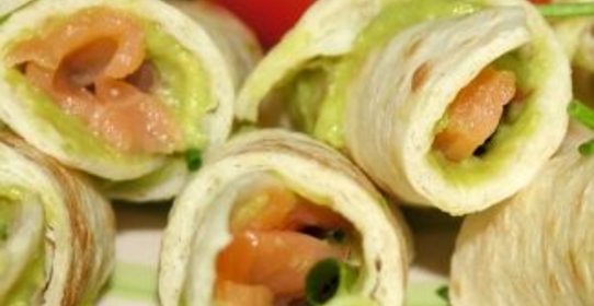 Рогалики из тортии с авокадо и копченым лососем