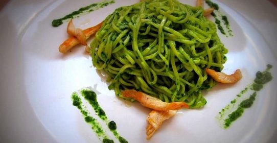 Лапша в зелёном шпинатном соусе