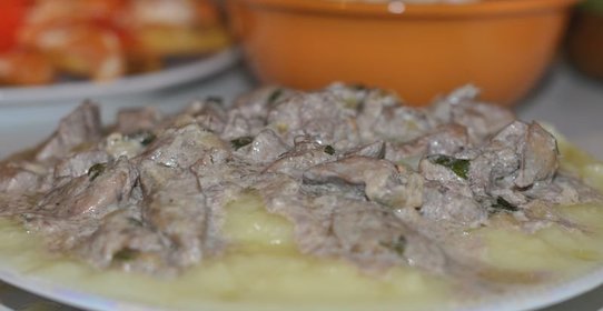 Бефстроганов из печени со сметаной