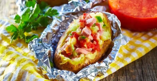 Запеченный картофель, фаршированный сосисками