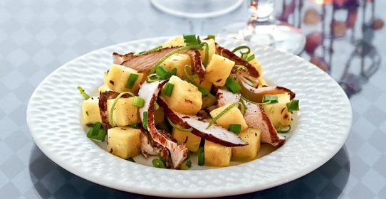 Кубинский салат из куриного филе с ананасом