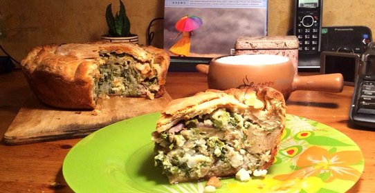 Пирог со щавелем, сыром и яйцами