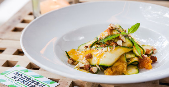 Салат с цукини и абрикосами