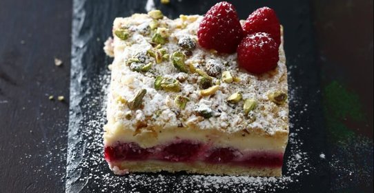 Пирог с творожной начинкой и малиной