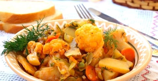 Овощное рагу с цветной капустой и картошкой
