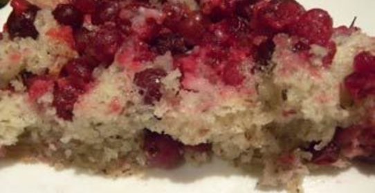 Воздушный торт с клюквой