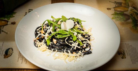 Черные спагетти с лососем