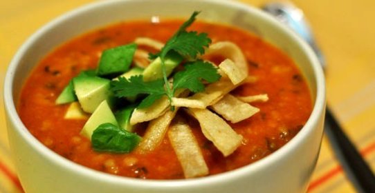Томатный суп с тортильей, тыквой и авокадо