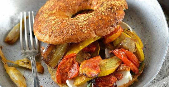 Бейгл с запеченными овощами и козьим сыром