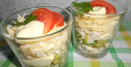 Салат-коктейль с курицей, авокадо и сыром