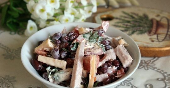 Салат с копченым мясом, сыром и фасолью