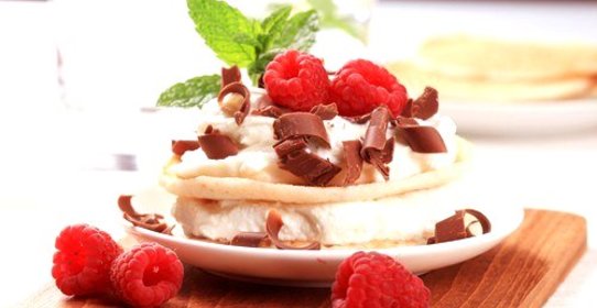 Бисквитные пирожные с творогом и малиной