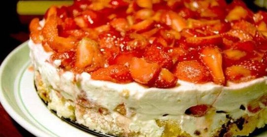 Песочный торт с бананами и клубникой