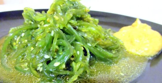 Салат Чука с ореховым соусом