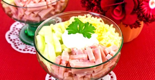 Салат-коктейль с ветчиной, сыром и яблоком