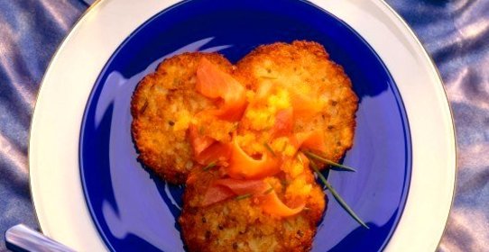 Оладьи с лососем и шнитт-луком