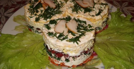 Салат с фасолью и копченой куриной грудкой