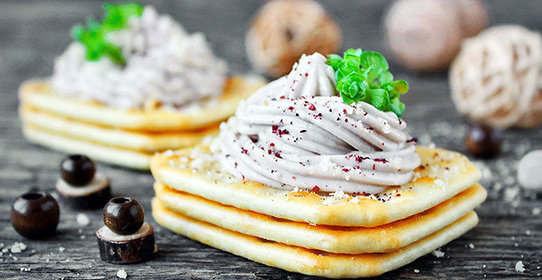 Закуска на крекере из печени трески