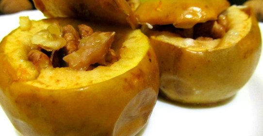Запеченные яблоки с медом и орехами