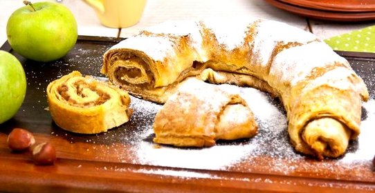 Рулет с яблоками