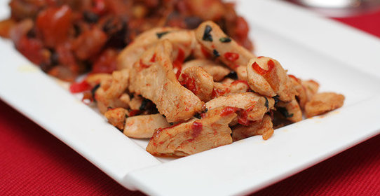 Обжаренная курица с базиликом и чили