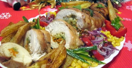 Куриный рулет с цуккини, морковью и сыром