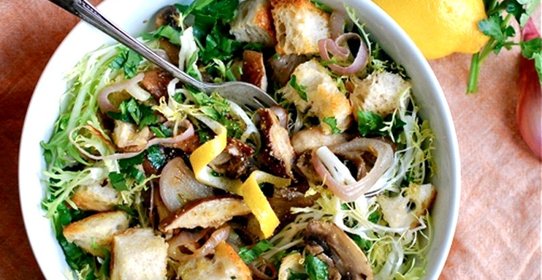 Салат с грибами и сухариками