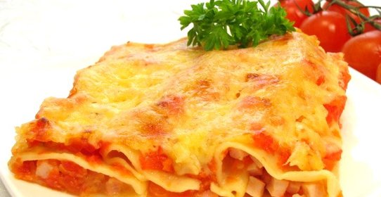 Каннеллони с беконом под томатным соусом